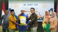 Penyerahan bantuan sembako berupa beras secara simbolis dalam acara bakti sosial yang diselenggarakan oleh Karantina Kalimantan Barat pada bulan Ramadan. (Dok. HO/Faktakalbar.id)