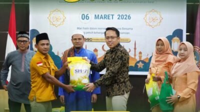 Penyerahan bantuan sembako berupa beras secara simbolis dalam acara bakti sosial yang diselenggarakan oleh Karantina Kalimantan Barat pada bulan Ramadan. (Dok. HO/Faktakalbar.id)