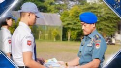Danpom Kodaeral XII Letkol Laut (PM) Hendry Wijaya menyerahkan sertifikat kepada Kadet Muda KKRI di Pontianak. (Dok. HO/Faktakalbar.id)