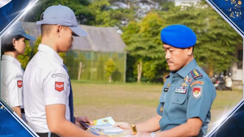 Danpom Kodaeral XII Letkol Laut (PM) Hendry Wijaya menyerahkan sertifikat kepada Kadet Muda KKRI di Pontianak. (Dok. HO/Faktakalbar.id)