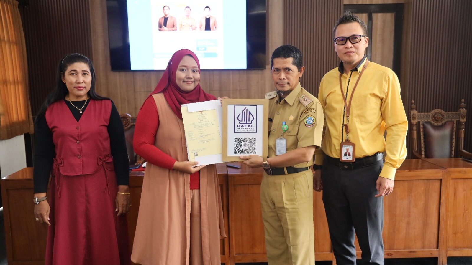 Penyerahan sertifikat perizinan berusaha kepada pelaku UMKM dalam rangkaian dukungan pemberdayaan dan legalitas usaha oleh instansi terkait di lingkungan Pemkot Pontianak. (Dok. HO/Faktakalbar.id)