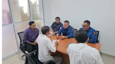 enyidik Kejaksaan Tinggi Kalimantan Barat saat melimpahkan tersangka dan barang bukti kasus dugaan korupsi dana hibah kepada Jaksa Penuntut Umum Kejari Pontianak.