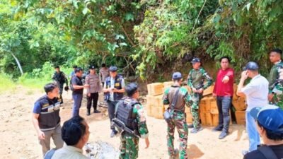 Tim operasi gabungan saat mengamankan tumpukan kotak berisi beras ilegal asal Malaysia di kawasan PLBN Entikong, Kalimantan Barat.