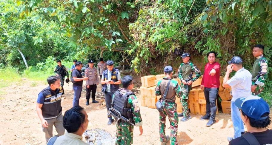 Tim operasi gabungan saat mengamankan tumpukan kotak berisi beras ilegal asal Malaysia di kawasan PLBN Entikong, Kalimantan Barat.