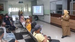 Dokter spesialis THT RSUD SSMA Pontianak memberikan penyuluhan kesehatan pendengaran anak kepada pengunjung rumah sakit. (Dok. HO/Faktakalbar.id)