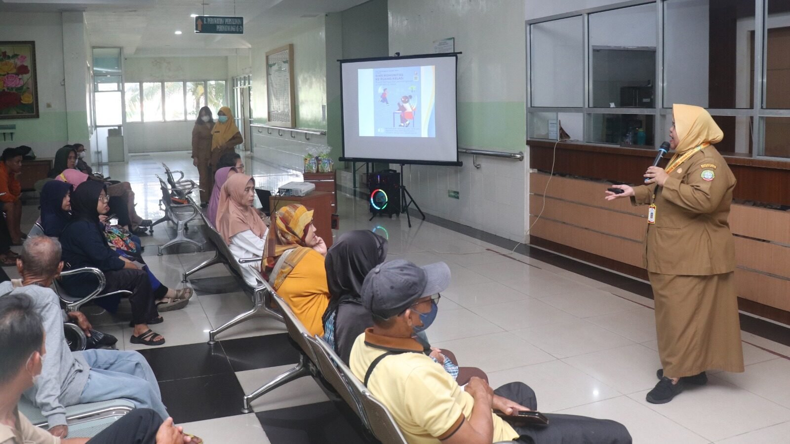 Dokter spesialis THT RSUD SSMA Pontianak memberikan penyuluhan kesehatan pendengaran anak kepada pengunjung rumah sakit. (Dok. HO/Faktakalbar.id)