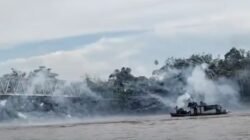 "Jembatan Melawi 2 Nanga Pinoh jadi arena perang petasan saat Lebaran 2026. Meski dilarang, warga dan pengguna speed tetap saling lempar petasan."