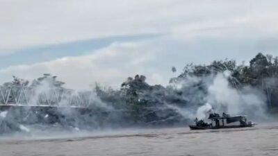 "Jembatan Melawi 2 Nanga Pinoh jadi arena perang petasan saat Lebaran 2026. Meski dilarang, warga dan pengguna speed tetap saling lempar petasan."