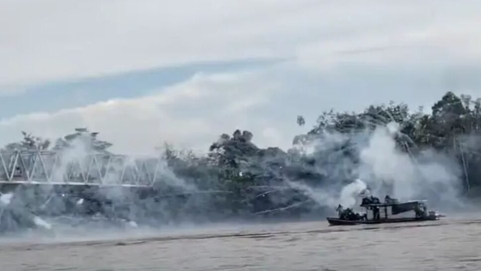 "Jembatan Melawi 2 Nanga Pinoh jadi arena perang petasan saat Lebaran 2026. Meski dilarang, warga dan pengguna speed tetap saling lempar petasan."