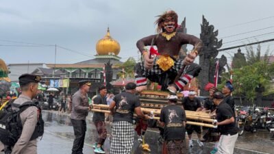 Ratusan umat Hindu saat melaksanakan rangkaian ibadah Tawur Agung Kesanga di Pura Giriparti Mulawarman, Kabupaten Kubu Raya, menjelang masa Catur Brata Penyepian.