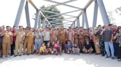 Bupati Ketapang Alexander Wilyo berfoto bersama warga dan jajaran Forkopimcam di depan Jembatan Karab yang baru diresmikan di Desa Mekar Raya. (Dok. HO/Faktakalbar.id)