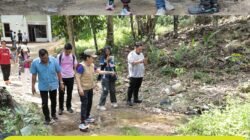 Wali Kota Singkawang Tjhai Chui Mie meninjau lokasi pembangunan rumah layak huni di kawasan pinggiran kota. (Dok. HO/Faktakalbar.id)