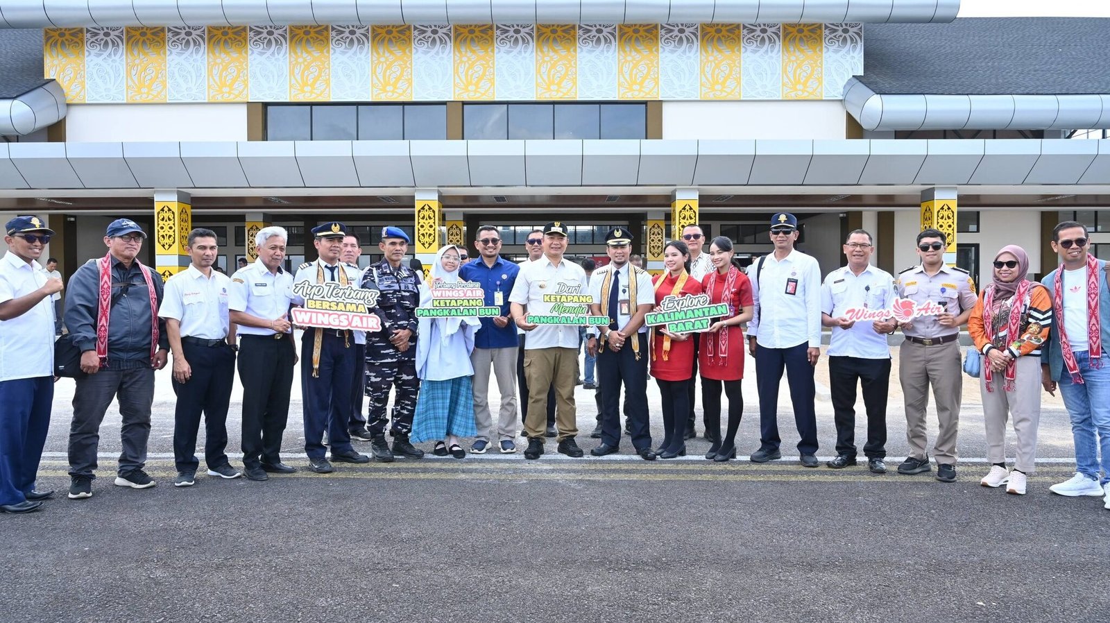 Jajaran pejabat Pemerintah Kabupaten Ketapang bersama otoritas bandara dan kru maskapai Wings Air berfoto bersama meresmikan rute baru di depan terminal Bandara Rahadi Oesman. (Dok. HO/Faktakalbar.id)