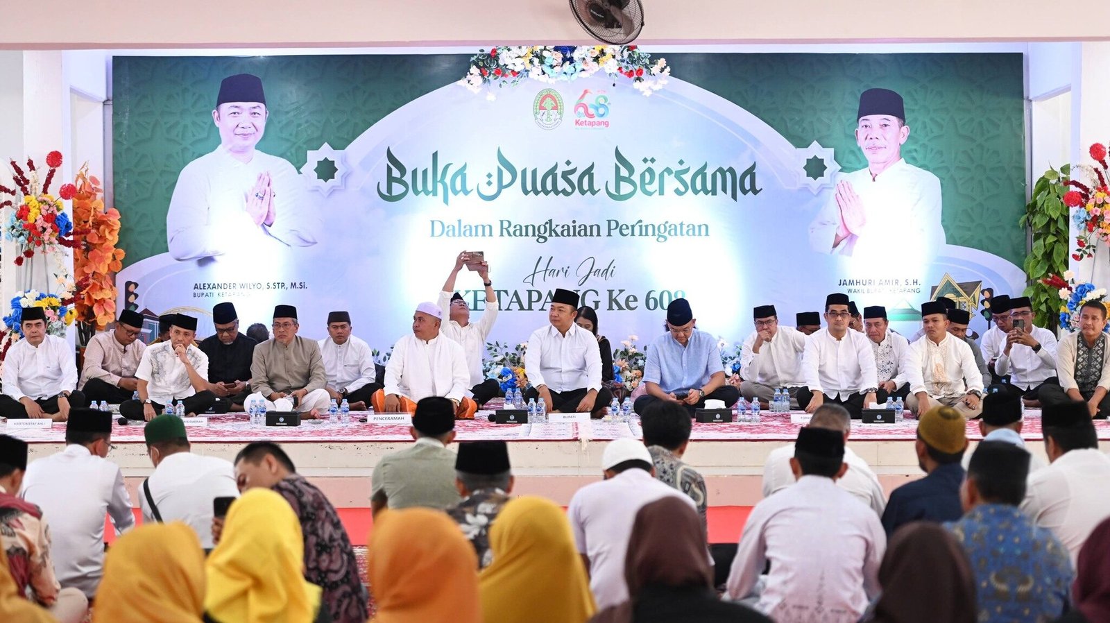 Bupati Ketapang Alexander Wilyo bersama jajaran Forkopimda duduk bersila dalam acara Buka Puasa Bersama rangkaian Hari Jadi Ketapang ke-608 di Pendopo Bupati. (Dok. HO/Faktakalbar.id)