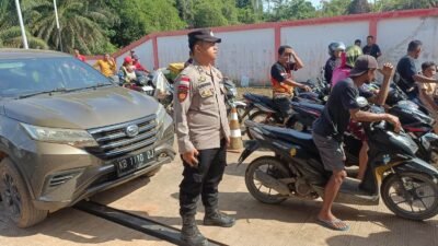 Personel Polsek Bonti saat melakukan pengecekan ketersediaan dan kelancaran distribusi bahan bakar minyak di SPBU Dusun Upe, Senin (23/3/2026).