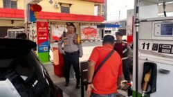 Personel Sat Samapta Polres Ketapang saat melaksanakan patroli dialogis dan pemantauan distribusi BBM di salah satu SPBU, Senin (23/3/2026).