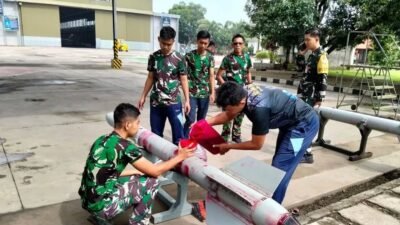 Personel Sathar 83 Depohar 80 sedang melakukan pengisian cairan dan pemeriksaan teknis pada sistem Smokewinder pesawat tempur. (Dok. HO/Faktakalbar.id)
