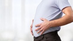 "Perut sering kembung meski makan sedikit? Jangan langsung salahkan maag. Bisa jadi itu SIBO atau kelebihan bakteri usus halus. Kenali gejala dan solusinya di sini."