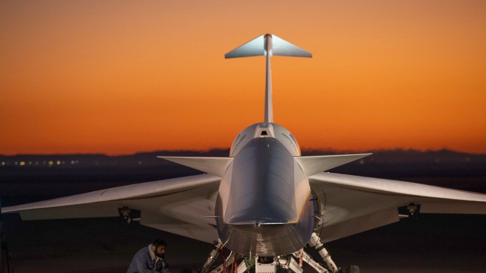 Pesawat eksperimental supersonik senyap X-59 milik NASA bersiap di landasan untuk menjalani pengujian penerbangan kedua di California. (Dok. HO/Faktakalbar.id)