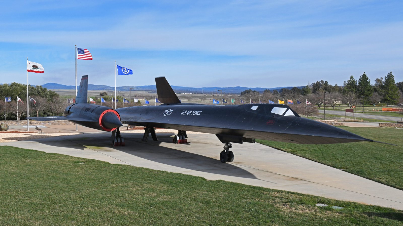 Purwarupa keenam dari pesawat intai strategis legendaris Lockheed SR-71 Blackbird (S/N 61-7955) yang kini dijadikan monumen pameran. (Dok. HO/Faktakalbar.id)