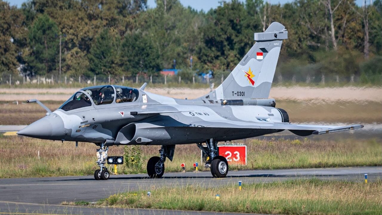 Pesawat tempur Dassault Rafale F4 dengan corak warna abu-abu kamuflase dan lambang bendera merah putih serta tulisan TNI AU sedang bersiap di landasan pacu. (Dok. HO/Faktakalbar.id)