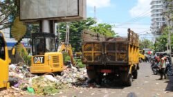 Petugas kebersihan tengah mengangkut sampah dari TPS.