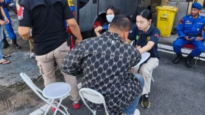 Petugas medis dari Subsatgas Dokkes saat melakukan pemeriksaan tekanan darah kepada personel yang terlibat dalam pengamanan Operasi Ketupat Kapuas di Lapangan Jananuraga.