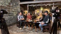 Sesi pemotretan podcast Mat Jelangor Is Back - Pro Kontra episode ketiga dengan tema Refleksi Tata Ruang Kalbar di Kafe Tyga Per Empat. (Dok. HO/Faktakalbar.id)