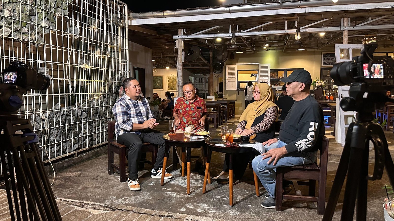 Sesi pemotretan podcast Mat Jelangor Is Back - Pro Kontra episode ketiga dengan tema Refleksi Tata Ruang Kalbar di Kafe Tyga Per Empat. (Dok. HO/Faktakalbar.id)