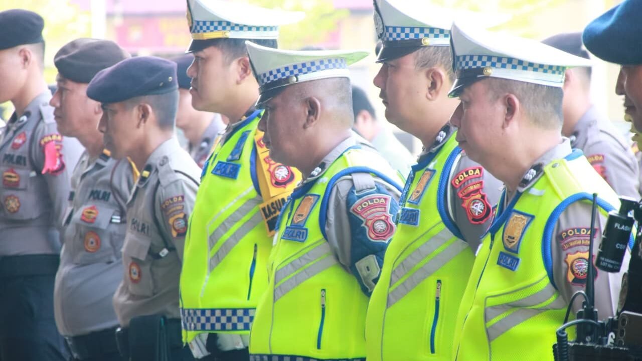Personel Kepolisian Daerah Kalimantan Barat saat melaksanakan apel kesiapan pengamanan Operasi Ketupat Kapuas 2026 di Lapangan Jananuraga.
