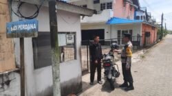 "Subsatgas Binmas Polda Kalbar perketat pengamanan rumah kosong di Pontianak selama mudik Lebaran 2026. Petugas keamanan komplek diminta jeli pantau tamu asing."