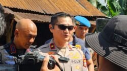 "Polda Sumut amankan 12 ekskavator dan 17 orang dalam operasi PETI di perbatasan Tapsel-Madina. Temuan alat Starlink ungkap kecanggihan koordinasi tambang ilegal."