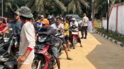 Personel Polsek Meliau saat melaksanakan kegiatan pengawasan dan pengamanan penyaluran bahan bakar minyak di salah satu SPBU di wilayah Kecamatan Meliau.