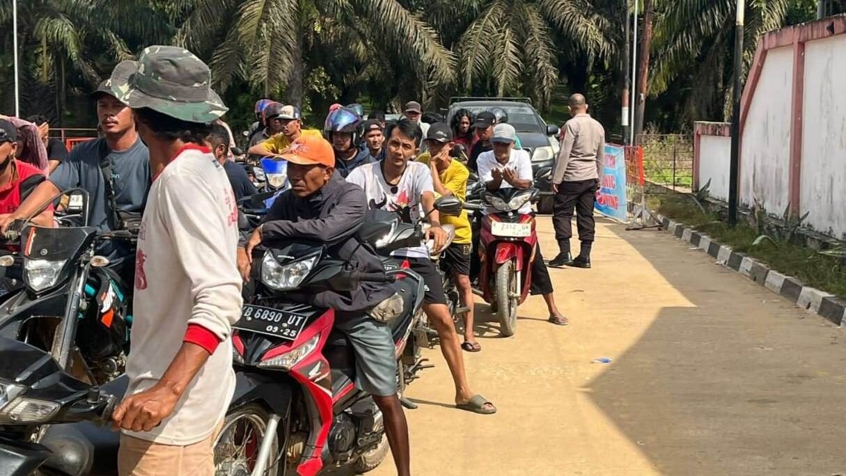 Personel Polsek Meliau saat melaksanakan kegiatan pengawasan dan pengamanan penyaluran bahan bakar minyak di salah satu SPBU di wilayah Kecamatan Meliau.