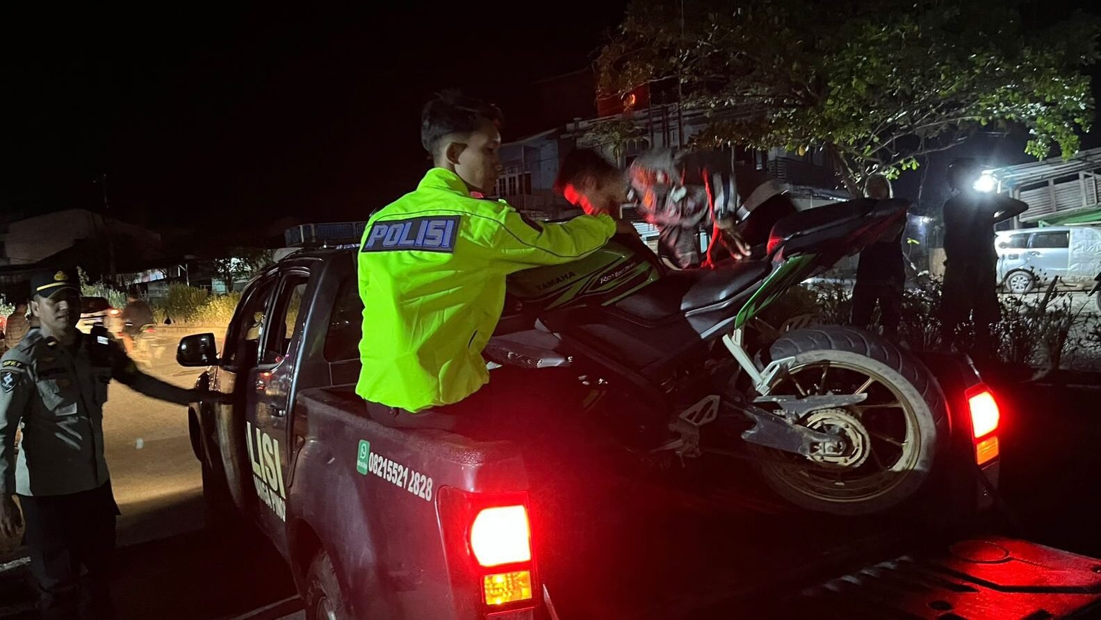 Personel Polres Melawi mengamankan satu unit sepeda motor Yamaha R15 yang terlibat dalam insiden tabrak lari di perempatan Tugu Juang 1, Nanga Pinoh, Melawi, Rabu (25/3/2026) malam. Sepeda motor tersebut dibawa ke Pos Lantas Nanga Pinoh sebagai barang bukti.