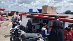 Personel Subsatgas Binmas Polda Kalbar saat menyambangi area terminal penumpang untuk memberikan edukasi keselamatan dan membagikan brosur panduan mudik.