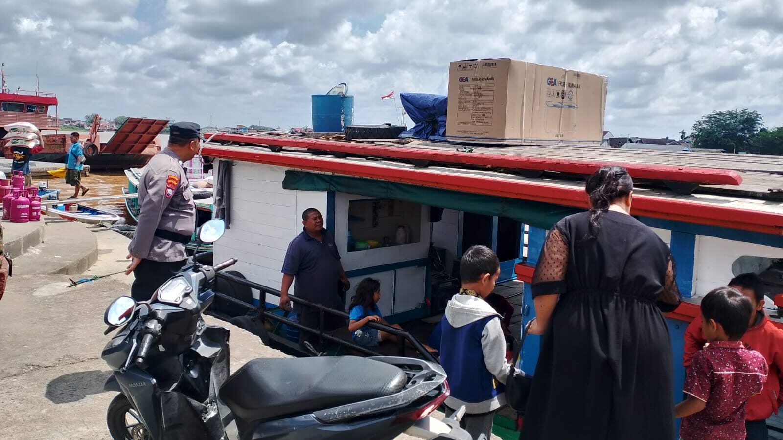 Personel Subsatgas Binmas Polda Kalbar saat menyambangi area terminal penumpang untuk memberikan edukasi keselamatan dan membagikan brosur panduan mudik.