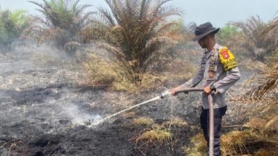 Personel Polsek Sungai Pinyuh saat melaksanakan kegiatan pemantauan dan pengecekan lokasi titik api karhutla di wilayah Kecamatan Sungai Pinyuh, Kabupaten Mempawah.