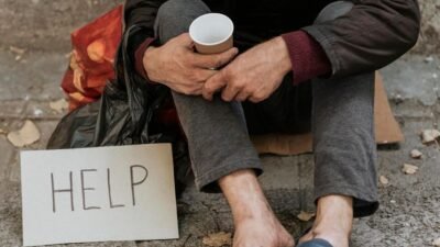 "Seorang pengemis di Dubai tertangkap membawa uang tunai Rp90 juta. Simak modus penipuan yang dilakukan dan imbauan polisi terkait praktik mengemis ilegal."