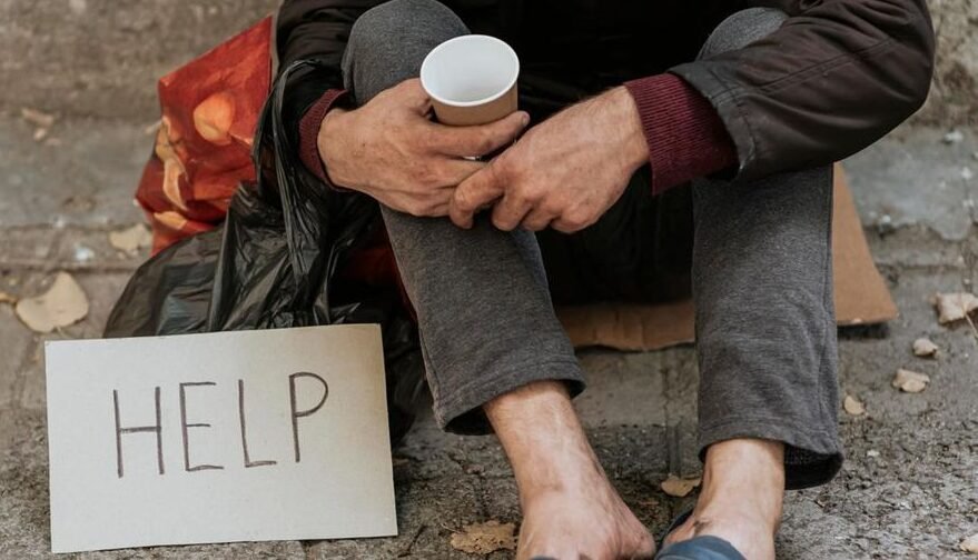 "Seorang pengemis di Dubai tertangkap membawa uang tunai Rp90 juta. Simak modus penipuan yang dilakukan dan imbauan polisi terkait praktik mengemis ilegal."