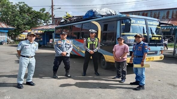 Petugas gabungan dari Polres, Dinas Perhubungan, dan Jasa Raharja saat melaksanakan pemeriksaan kelaikan bus angkutan umum di Terminal Lawang Kuari.
