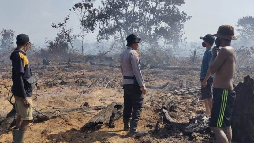 Polsek Tayan Hilir laksanakan pengecekan hotspot di Sanggau merespons pantauan BMKG. Titik api di lahan pertanian warga dipastikan telah padam total.