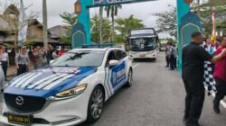 Armada mobil patwal kepolisian saat bersiap memimpin rombongan bus pemudik dari halaman Kantor Gubernur Kalimantan Barat.