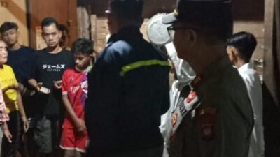 Personel kepolisian saat mendatangi lokasi kejadian perkara penemuan jenazah warga yang tewas di Kelurahan Dalam Bugis, Pontianak Timur.