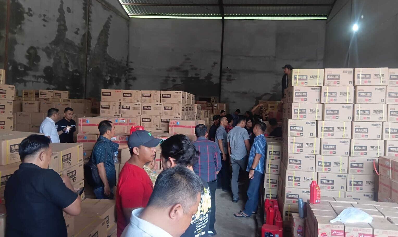 "Berkas perkara kasus oli palsu dengan tersangka EM alias EC di Kalimantan Barat telah dinyatakan P21, namun polisi belum melakukan penahanan. "