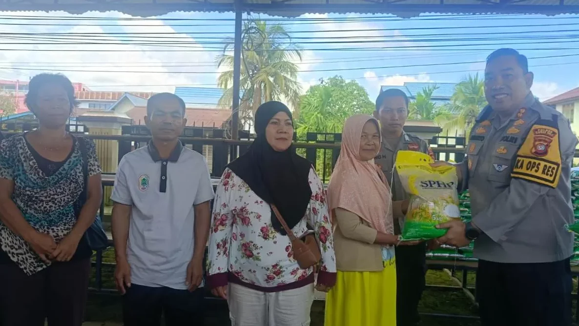 "Polres Kapuas Hulu distribusikan 47,5 ton beras melalui Gerakan Pangan Murah di 23 titik guna tekan inflasi dan jaga harga bahan pokok jelang Idulfitri 2026."
