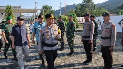 "Polres Kayong Utara gelar apel Operasi Ketupat Kapuas 2026 untuk amankan arus mudik Lebaran. Simak jadwal puncak arus mudik dan sebaran pos pengamanan di sini."