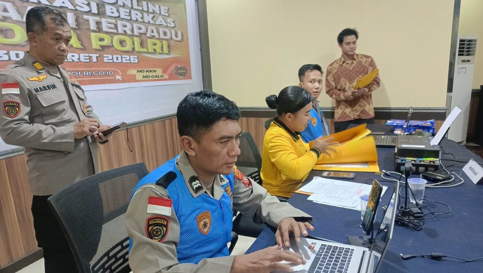 "Polres Sanggau laksanakan verifikasi berkas Penerimaan Polri 2026. AKP Narsin tegaskan proses transparan, gratis, dan bebas calo bagi putra-putri Sanggau."