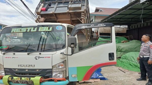 Polres Sekadau mengimbau pekerja lapangan mematuhi standar keselamatan kerja menyusul insiden maut sopir dump truck tewas terjepit hidrolik bak kendaraannya.