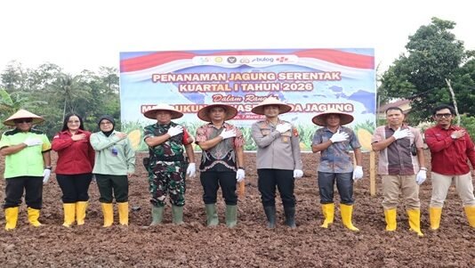Kapolres Sekadau AKBP Andhika Wiratama beserta jajaran dan Forkopimda saat mengikuti kegiatan tanam jagung serentak di lahan demplot Satlantas.